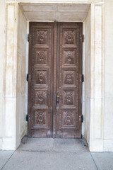 schöne alte Holztüre zur Kapelle auf dem Ostfriedhof München