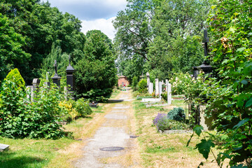 langes Wege viele Gräber auf dem Ostfriedhof München 