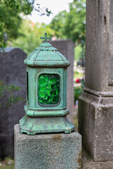 schöne sehr alte Grablampe auf dem Ostfriedhof München 
