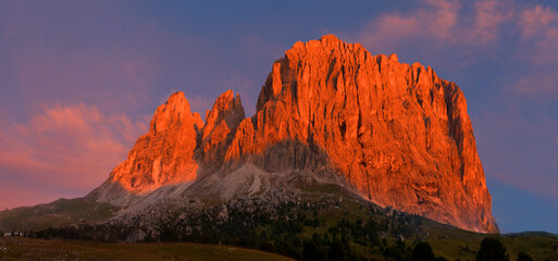 Langkofel Gebirgsstock in den Grödner Dolomiten bei Sonnenuntergang, Südtirol, Italien, Europa 
