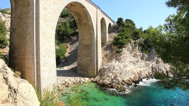 Viaduc en paysage de calanques sur la C&ocirc;te Bleue, pr&egrave;s de Marseille, &agrave; Niolon.
