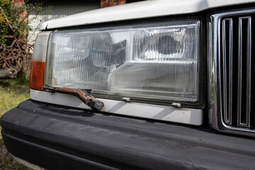 Relikt aus der Vergangenheit -  Scheibenwischer an  PKW Scheinwerfern