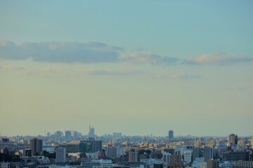 夕暮れの優しい光に包まれる街