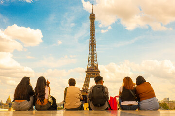 Grupo de amigos, disfrutando de la Torre Eiffel, y sus vistas maravillosas en París, Francia. © ismel leal