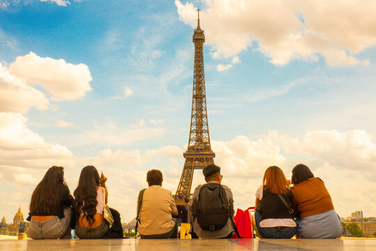 Grupo de amigos, disfrutando de la Torre Eiffel, y sus vistas maravillosas en Par&iacute;s, Francia.