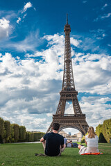 Chica joven woke con pelo rosa disfrutando de la torre Eiffel en Par&iacute;s, Francia.