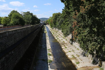 Obraz premium Lit de la rivière de Wienfluss à Vienne en Autriche