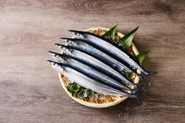 新鮮な秋刀魚 竹ざる盛り