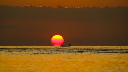 Obraz premium The sun was almost setting and the sky was orange