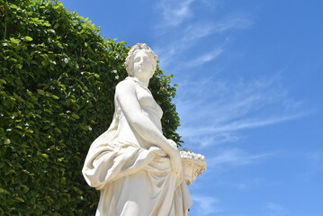 Vue en contre-plong&eacute;e d'une statue de marbre blanc repr&eacute;sentant le Printemps, dans les Jardins de Versailles.