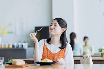 レストランで食事をする若い女性
