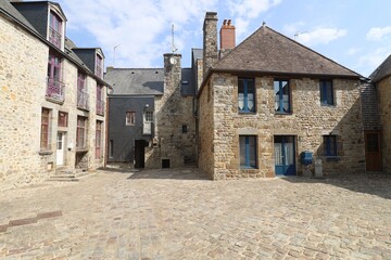 La cour Marie du Rocher, vieille place typique pavée, village de Domfront en Poiraie, département de l'Orne, France