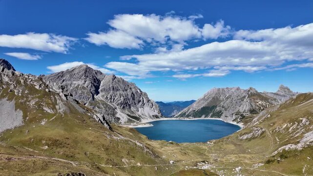 Vorarlberg, &Ouml;sterreich: Schwenkaufnahme des L&uuml;nersee