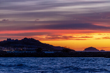 Bord de mer au coucher du soleil &agrave; Marseille
