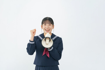 拡声器を持って応援するセーラー服を着た女子学生