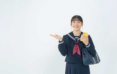 スマホを持って案内するセーラー服を着た女子学生