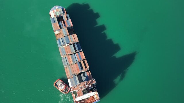 nave merci vista dall&rsquo;alto con drone in uscita dal porto
