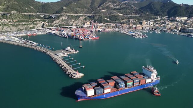 drone vista sul porto di Salerno, Italia