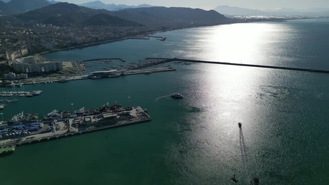 drone vista sul porto di Salerno, Italia