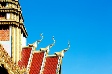 tres  característicos elementos decorativos dorados sobre techos rojos