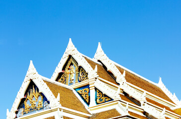 triple tejado con marcos blancos