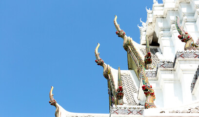 cabezas de dragón en el vértice del tejado