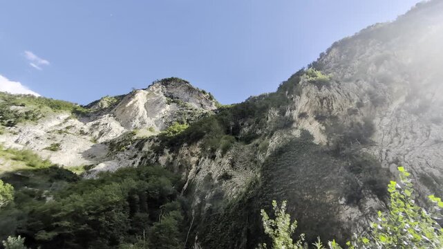Il sole sulla cima della montagna in Abruzzo