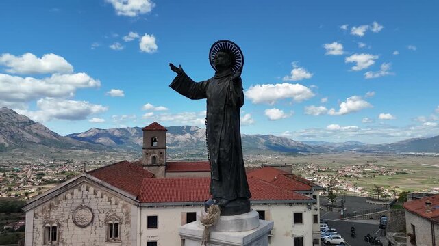 drone, Obelisco di San Cono a Teggiano, Salerno , Italia