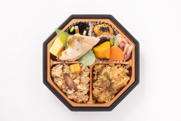 鮭塩焼き　煮物　おこわの弁当