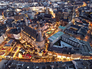 Weihnachtsmarkt in Aachen am Abend mit Dom und Rathaus in der Altstadt