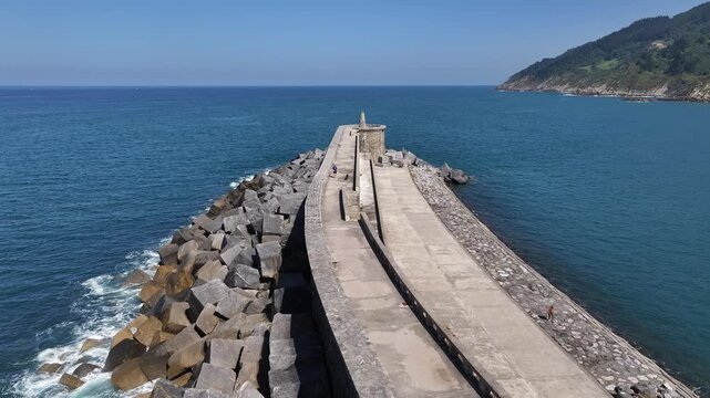 Paseo del Faro de Orio en Gipuzkoa, Euskadi