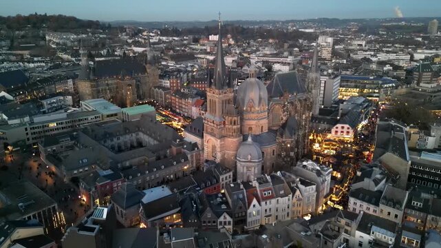 Weihnachtsmarkt in Aachen am Abend mit Dom und Rathaus in der Altstadt