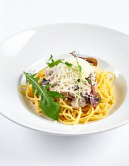 Italienische Pasta mit Sahnesoße und Pilzen