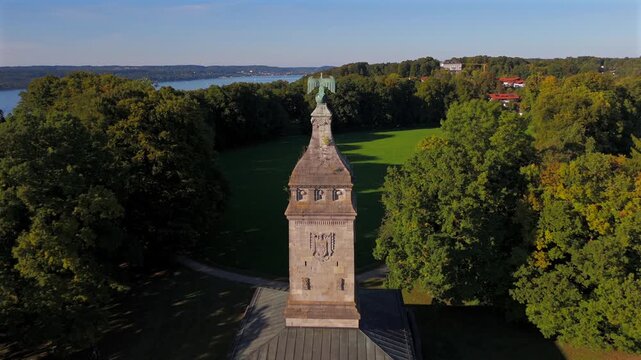 Aerial Shot Bismarckturm Assenhausen Bayern Deutschland. Historisches Denkmal, Sommerlandschaft und Kultur am Starnberger See bei Muenchen.