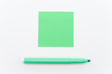post in carta verde con spazio per testo e pennarello verde su sfondo bianco