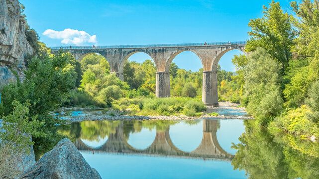 Pont du village de Vog&uuml;&eacute;, village typique proven&ccedil;al en Ard&egrave;che, sud de la France.,  