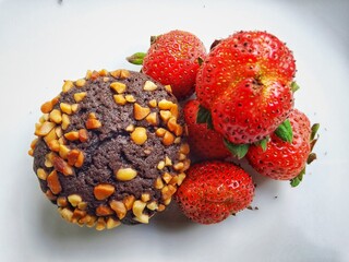 A small brownie cake with fresh strawberries is very delicious to enjoy as a pleasant sweet snack.