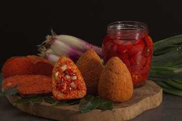 Arancino piccante siciliano con 'nduja e formaggio filante, specialit&agrave; fritte tradizionali italiane, street food mediterraneo croccante e saporito