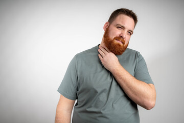 Obraz premium Ginger bearded man with sore throat isolated on white background