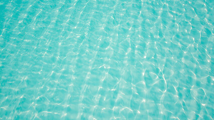 Obraz premium Rippling turquoise water surface with sunlight reflections