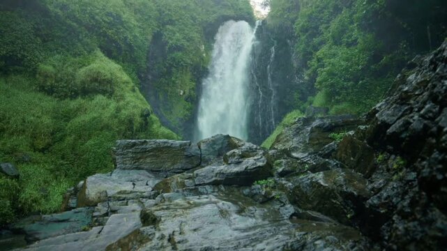 Amanecer dentro del bosque natural en la Cascada de Peguche en Otavalo, Ecuador.