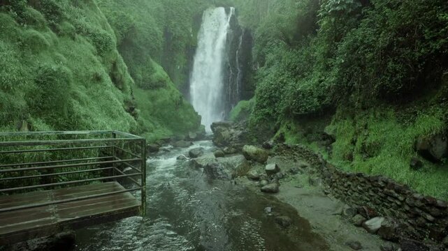 Amanecer dentro del bosque natural en la Cascada de Peguche en Otavalo, Ecuador.