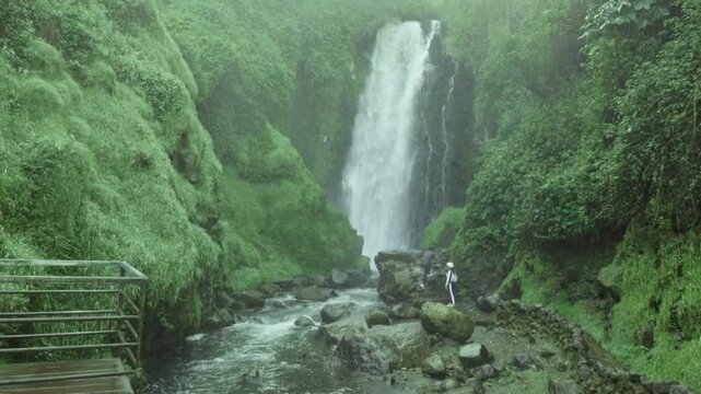 Amanecer dentro del bosque natural en la Cascada de Peguche en Otavalo, Ecuador.