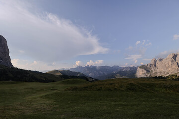 Horizonte de montañas y silencio · Horizon of mountains and silence · Horizont aus Bergen und Stille