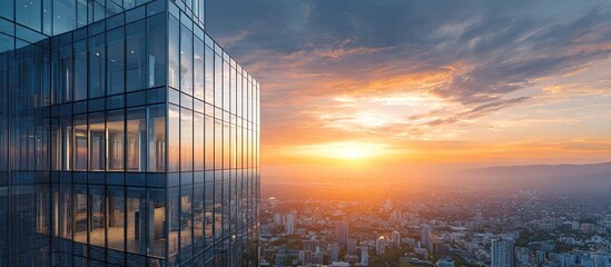 Obraz premium Modern skyscraper at sunset over a city