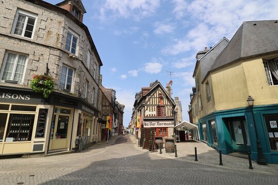 Rue typique dans le village, village de Domfront en Poiraie, d&eacute;partement de l'Orne, France