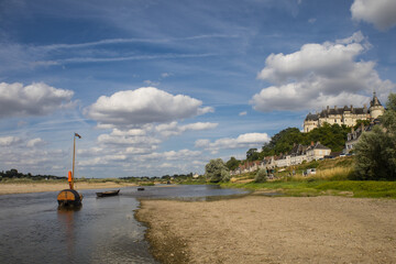 bateau traditionnel sur la Loire en été en France à Chaumont-sur -Loire. Toue cabanée, bateau...