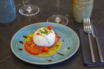 Burrata crémeuse avec tomates fraîches, plat méditerranéen gourmand