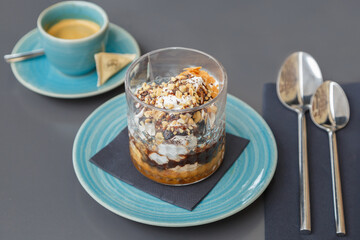 Tiramisu fait maison avec une tasse de café, dessert italien gourmand
