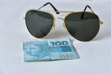 Financial value of Brazilian real notes holding money in cedula economy